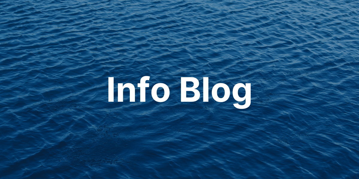 Dunkelblaues Wasser mit der Aufschrift „Info Blog“ – für informative Blog-Beiträge rund ums Schwimmen.