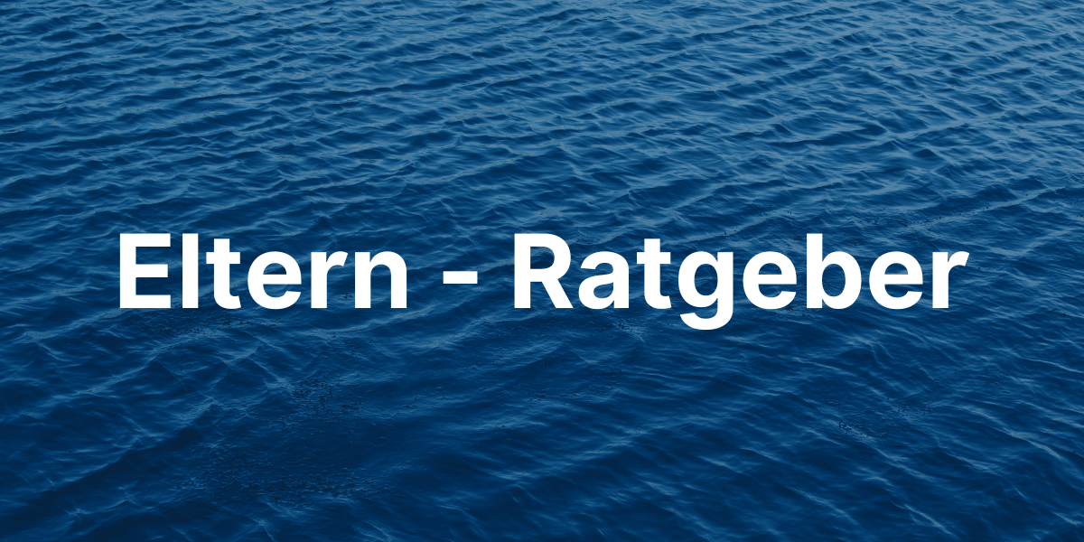 Dunkelblaues Wasser mit der Aufschrift „Eltern – Ratgeber“ – hilfreiche Tipps für Eltern rund ums Schwimmen.
