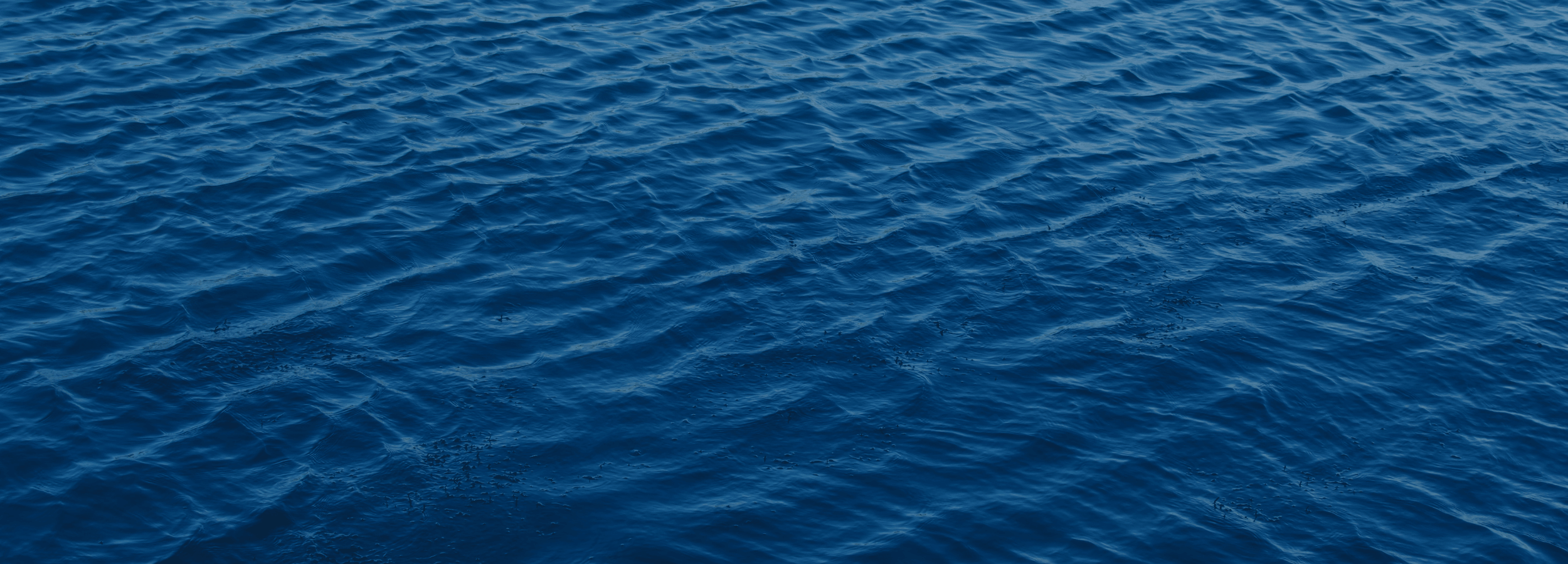 Tiefblaues Meer mit sanften Wellen – Ruhe und Weite des Wassers.