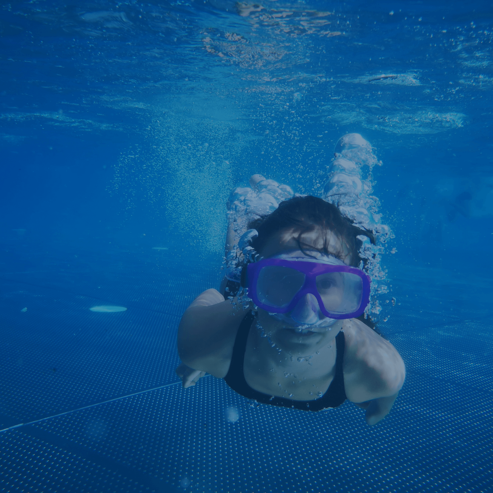 Kind genießt das Schwimmen und entdeckt die Freiheit im Wasser – AquaFit bietet Schwimmkurse für jedes Tempo
