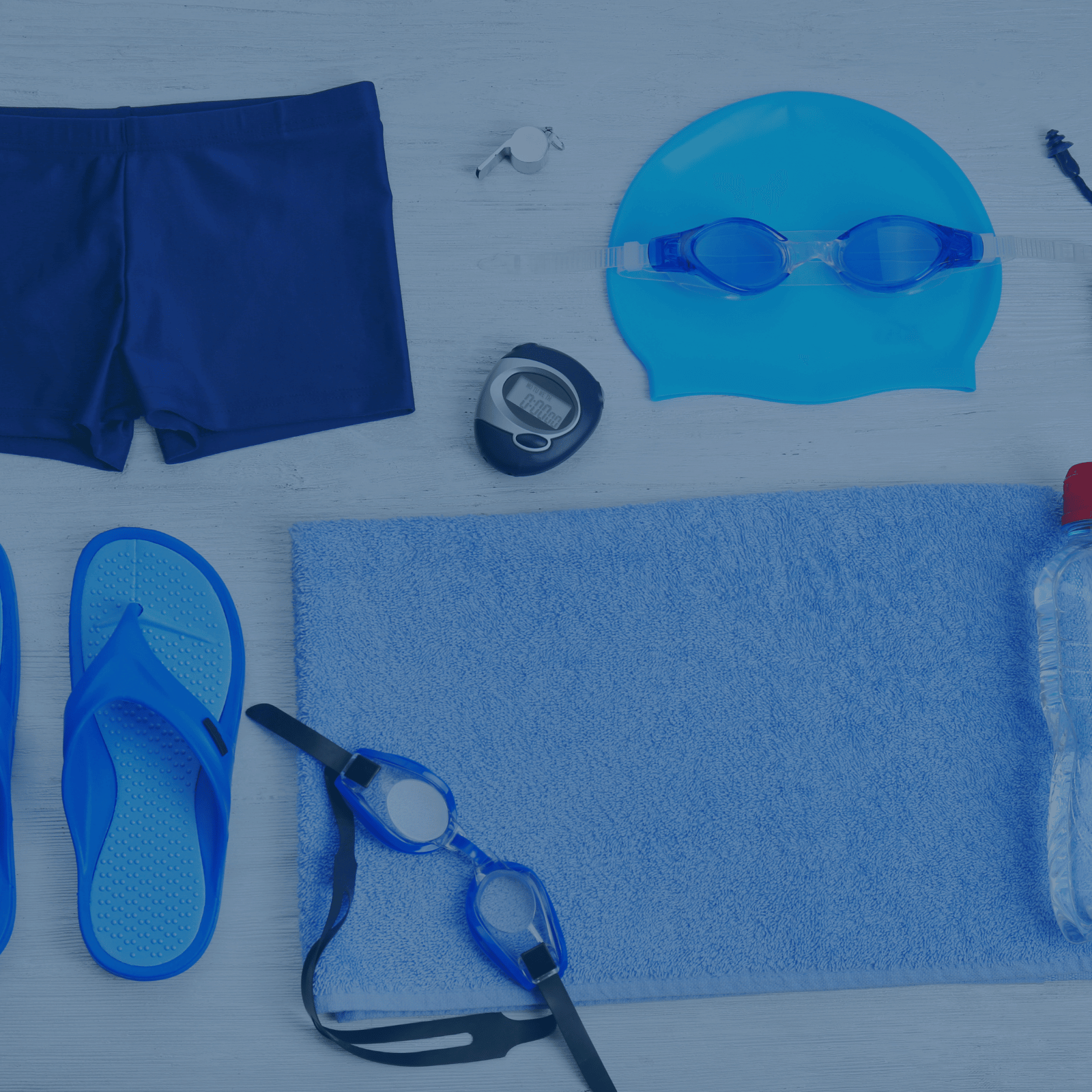 Schwimmzubehör-Set mit Brille, Badekappe, Handtuch und Flip-Flops – alles für deinen Erfolg im Wasser.
