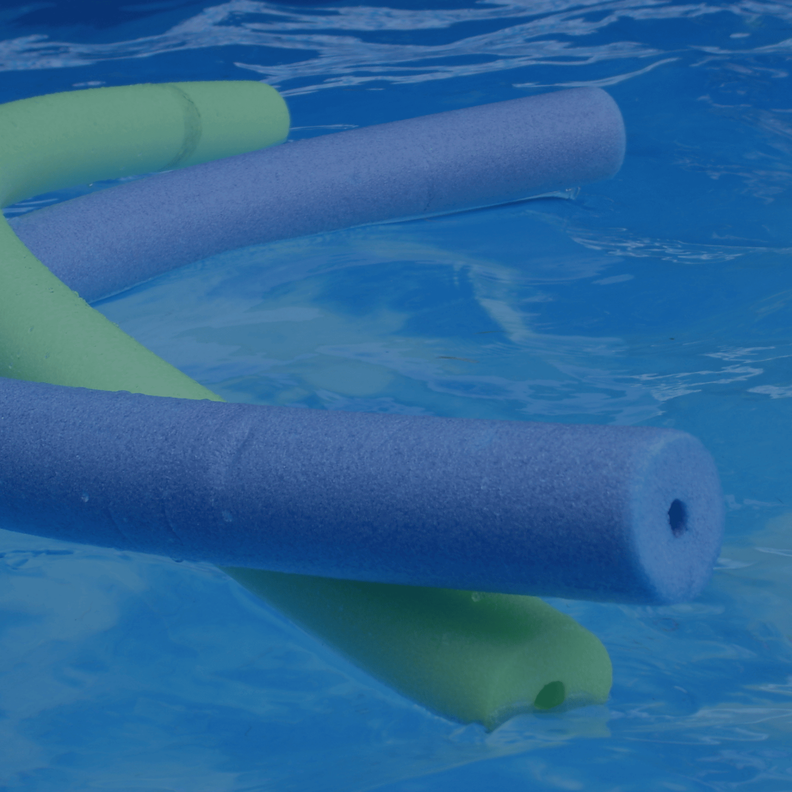 Bunte Poolnudeln im Wasser – perfekte Unterstützung für das Schwimmtraining.