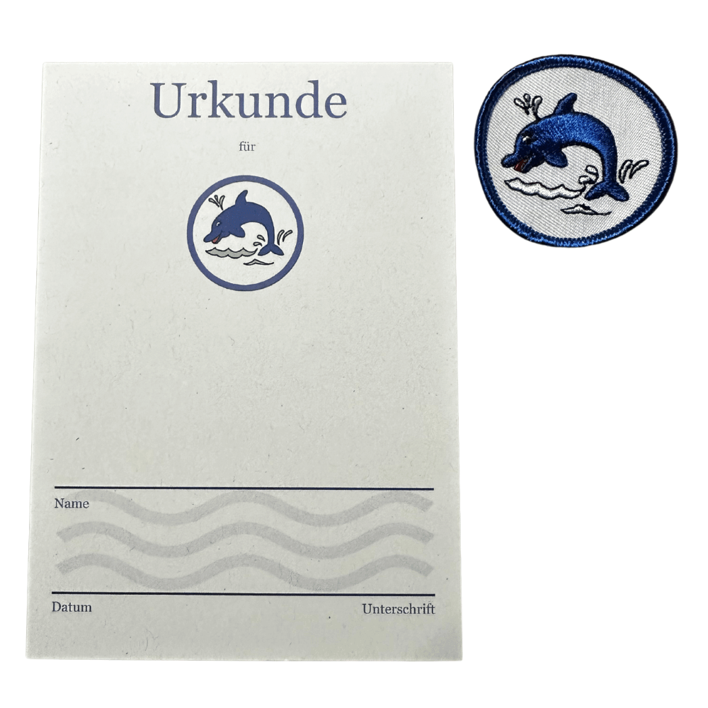 AquaFit Delfin-Urkunde im DIN A6-Format mit rundem Stoffabzeichen – Motiv: blauer Delfin springt durchs Wasser