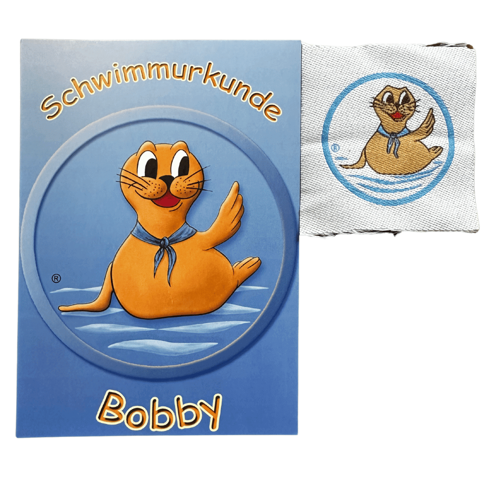 Schwimmurkunde Robbe Bobby in Blau mit fröhlicher Robbe – daneben rundes Stoffabzeichen zum Aufnähen