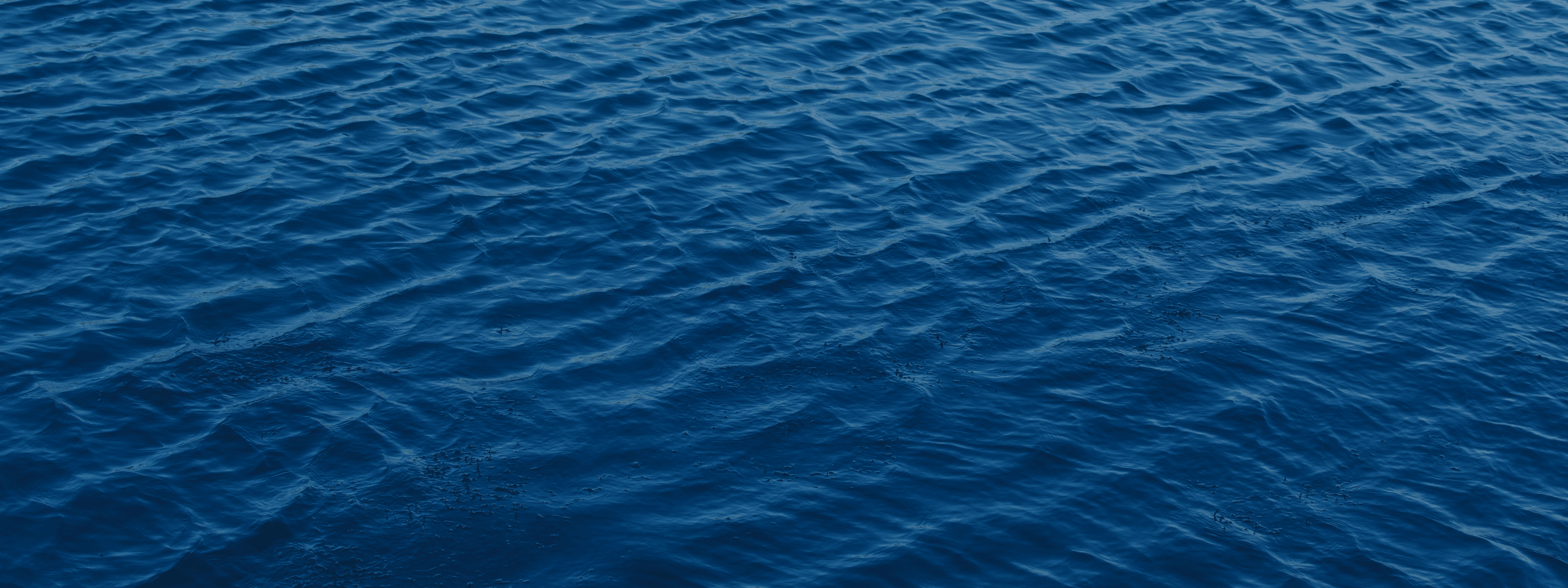 Tiefblaues Meer mit sanften Wellen – Ruhe und Weite des Wassers.