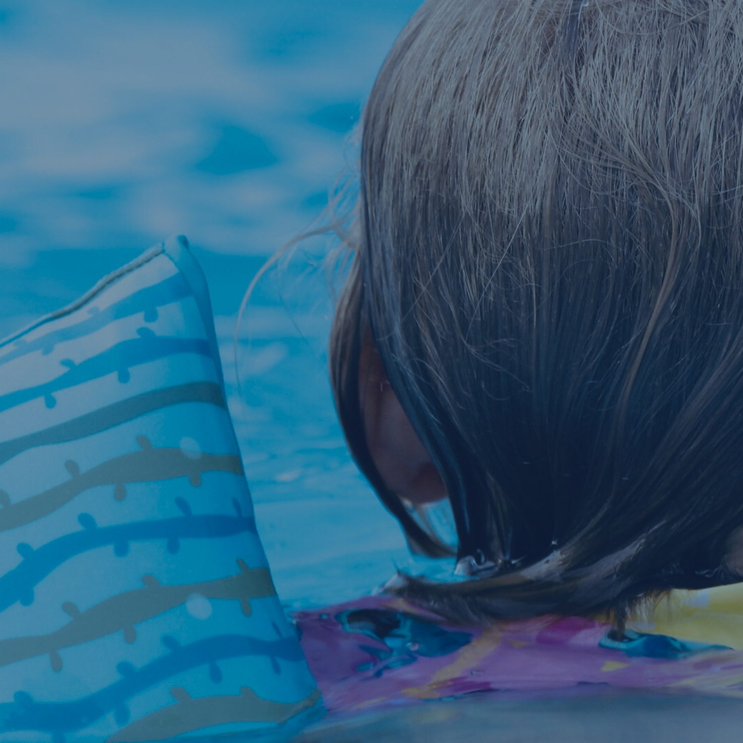 Eltern-Kind-Schwimmkurs bei AquaFit – gemeinsam sicher im Wasser, mit der Möglichkeit, das Robbe-Abzeichen zu erreichen.