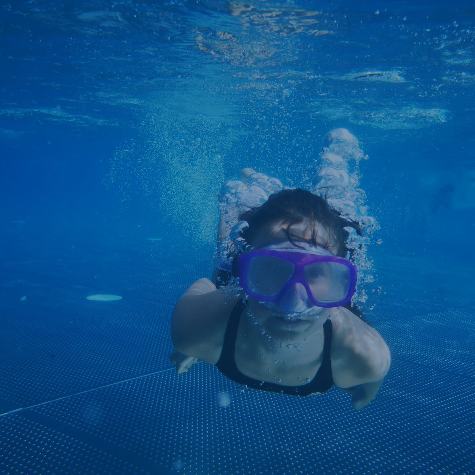 Kind genießt das Schwimmen und entdeckt die Freiheit im Wasser – AquaFit bietet Schwimmkurse für jedes Tempo