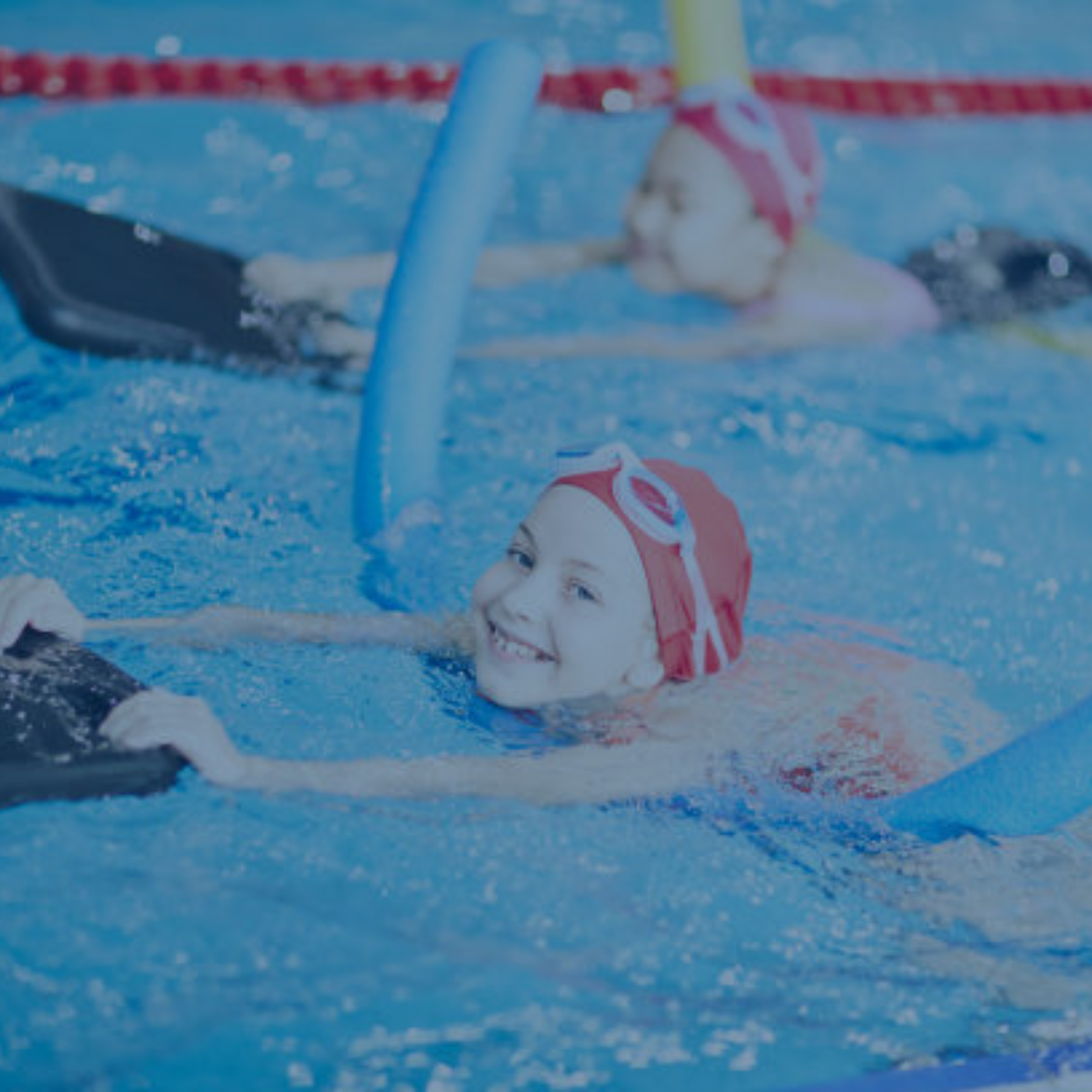 Kinder lernen schwimmen mit der Schwimmschule AquaFit