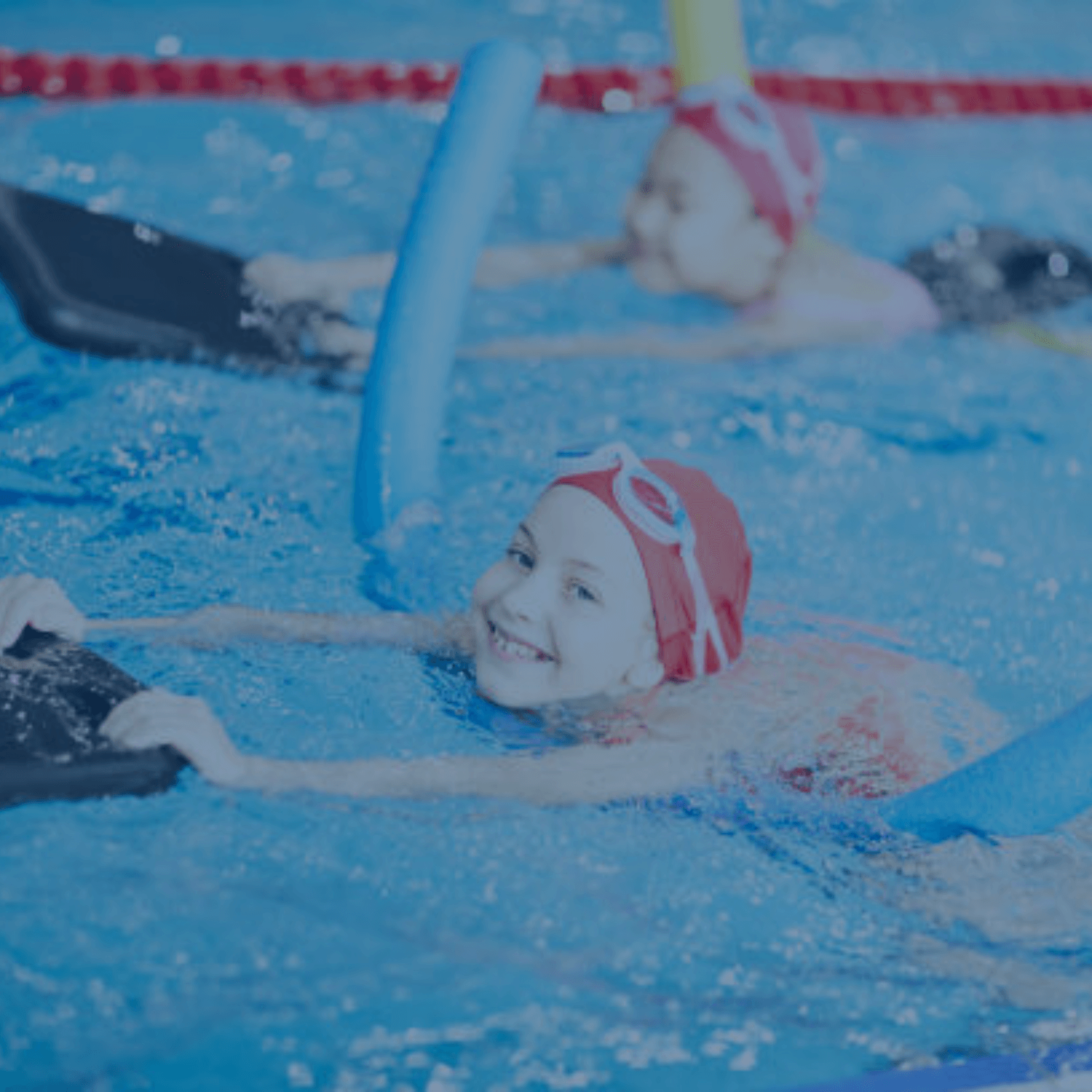 Kind übt mit Schwimmbrett im Wasser, unterstützt durch Schwimmlehrer – ideale Produkte zur Erreichung deiner Schwimmziele.