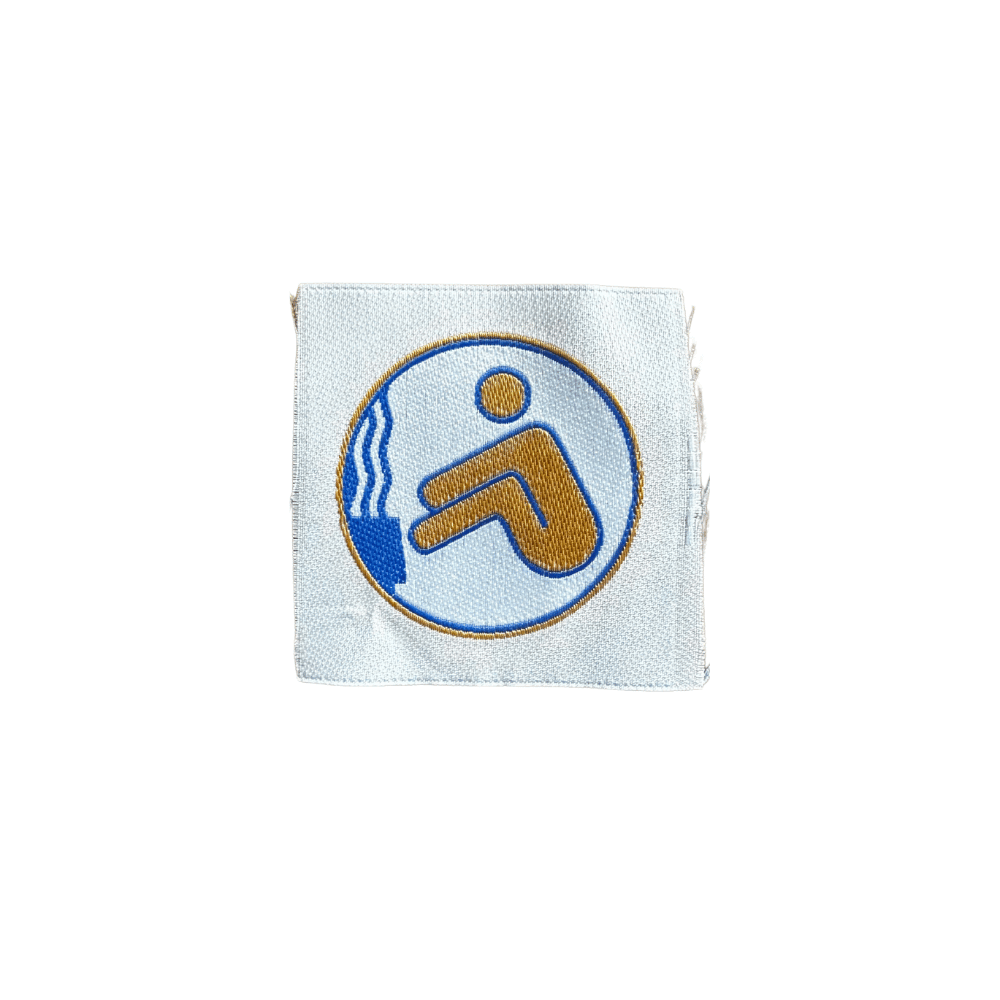 Schwimmabzeichen in Gold als Stoffabzeichen – goldener Schwimmer mit blauem Wasser-Motiv, rundes Abzeichen zum Aufnähen
