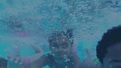 Video der AquaFit Schwimmschule zeigt Kinder und Erwachsene beim Schwimmen, hebt die Vorteile flexibler Kurse, kleine Gruppen und erfahrene Schwimmlehrer hervor